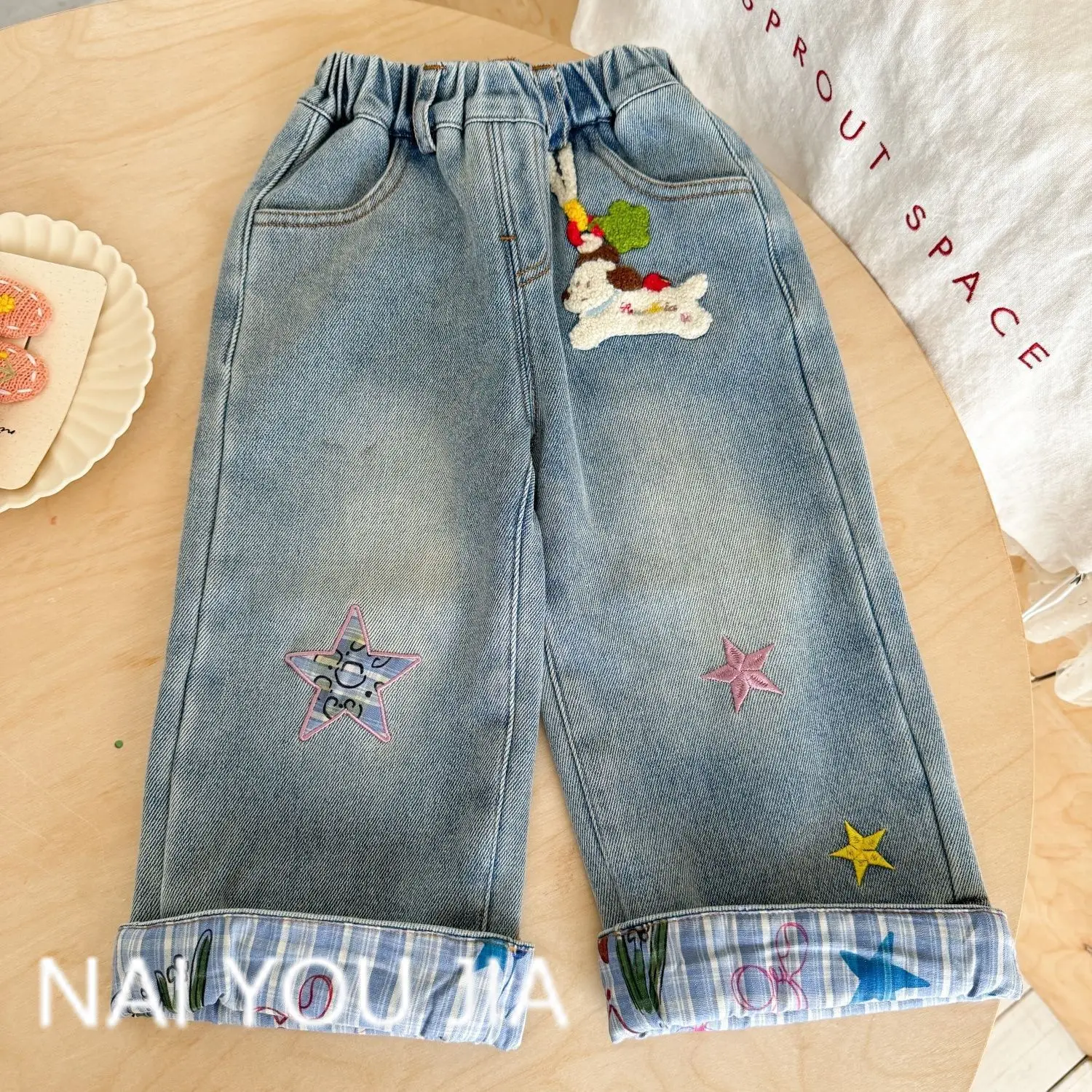

Джинсы с героями мультфильмов, осень/зима 2025: корейские толстые джинсы для маленьких девочек, свободные и универсальные широкие брюки