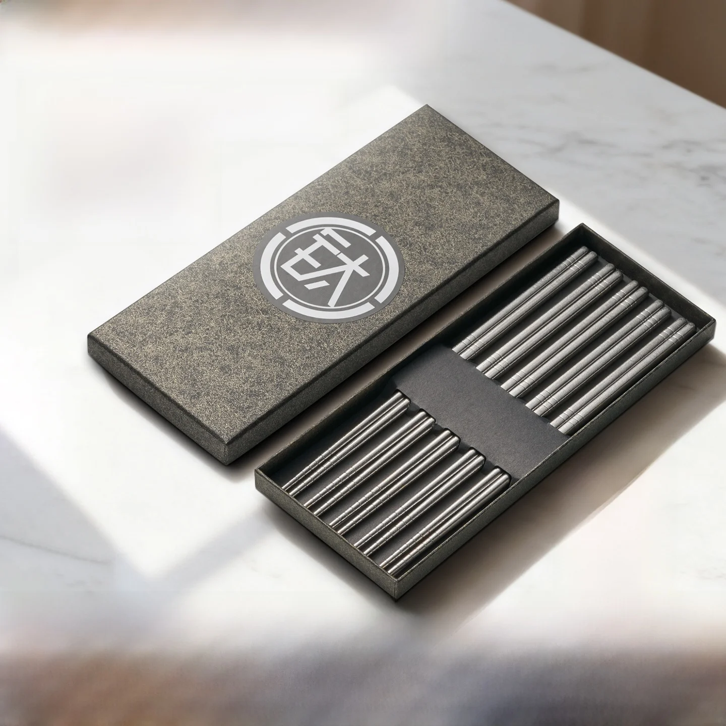 

Набор высококачественных титановых палочек для еды из 5 предметов, термостойкий, устойчивый к плесени, с противоскользящим покрытием, из материкового Китая, для домашнего использования