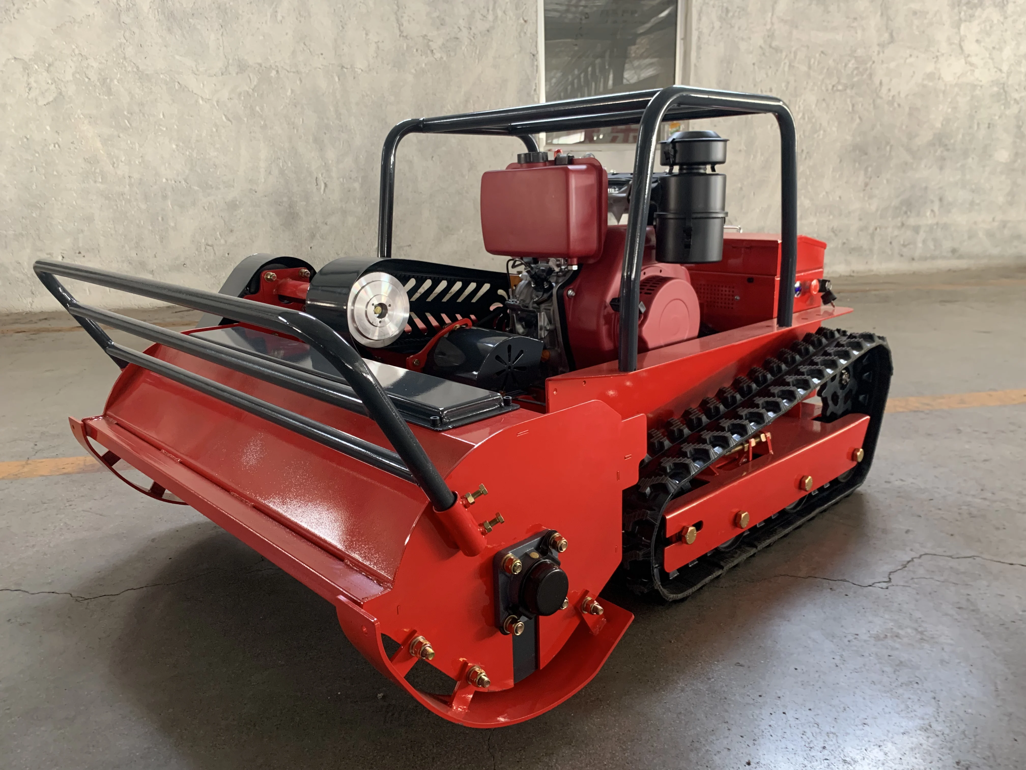 

The 80cm flat-blade petrol remote-controlled lawn mower is suitable for agricultural orchards gardens and farms for cutting gr