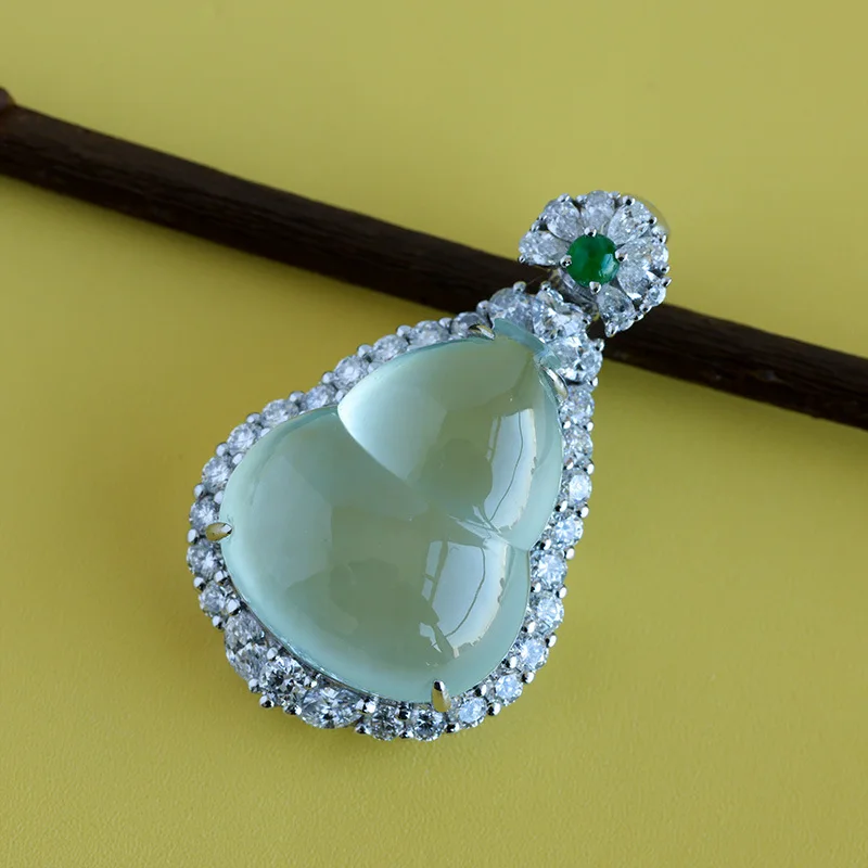 pendentif-en-gourde-incruste-de-jade-naturel-du-myanmar