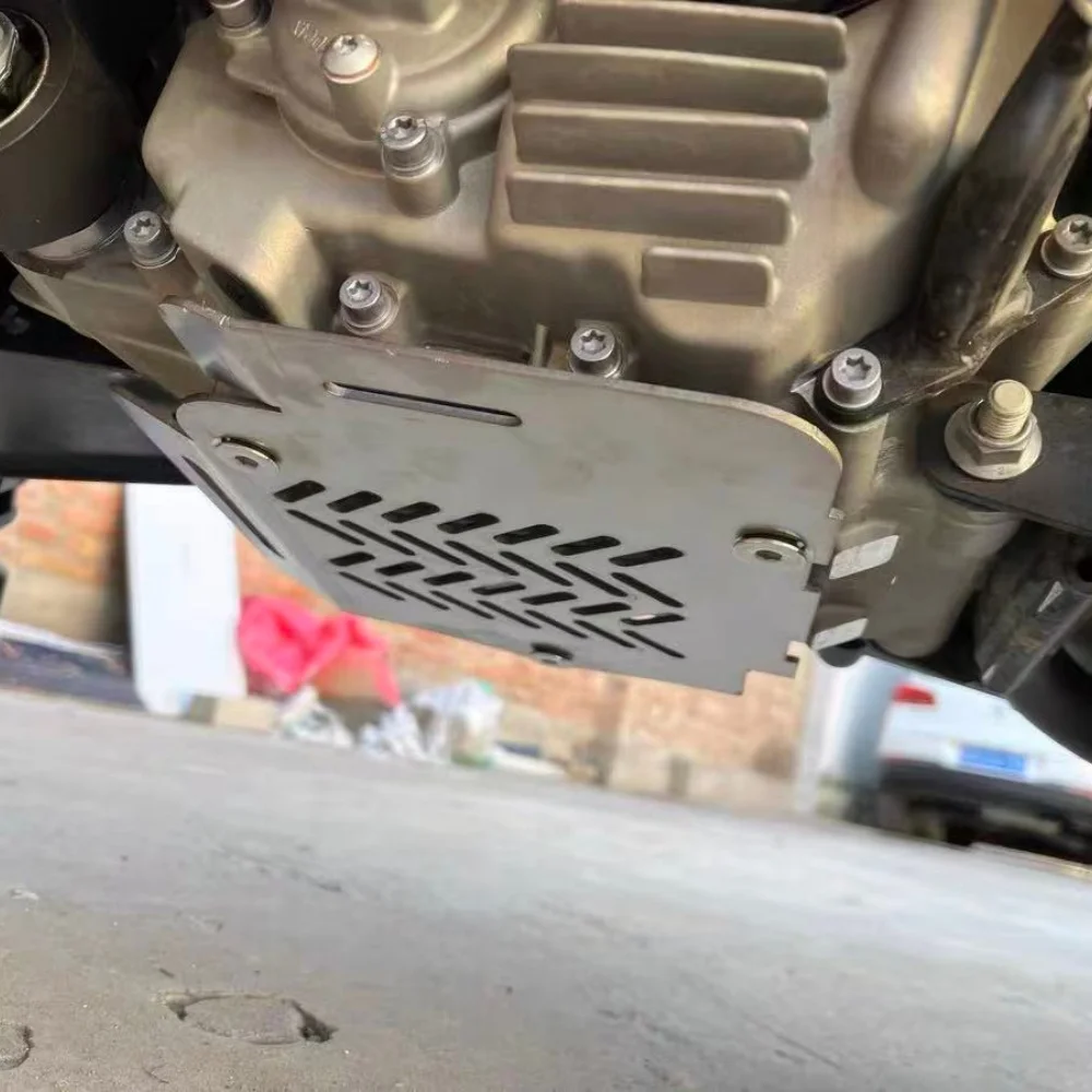 For C 400 GT / C 400 X, the accessory engine chassis guard cover and the chassis guard plate can be installed without damage.