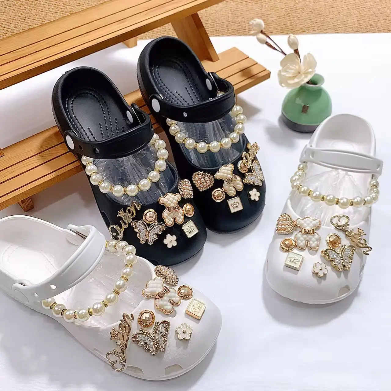 Women's Slippers 2026 New French Style Pearl Chain Mary Jane Clogs with Golden Bear and Butterfly Accessories, Ultra-Light Eva Material, Super Soft Ballet Shoes, Beach Shoes, Non-Slip, Soft and Fashionable Slippers