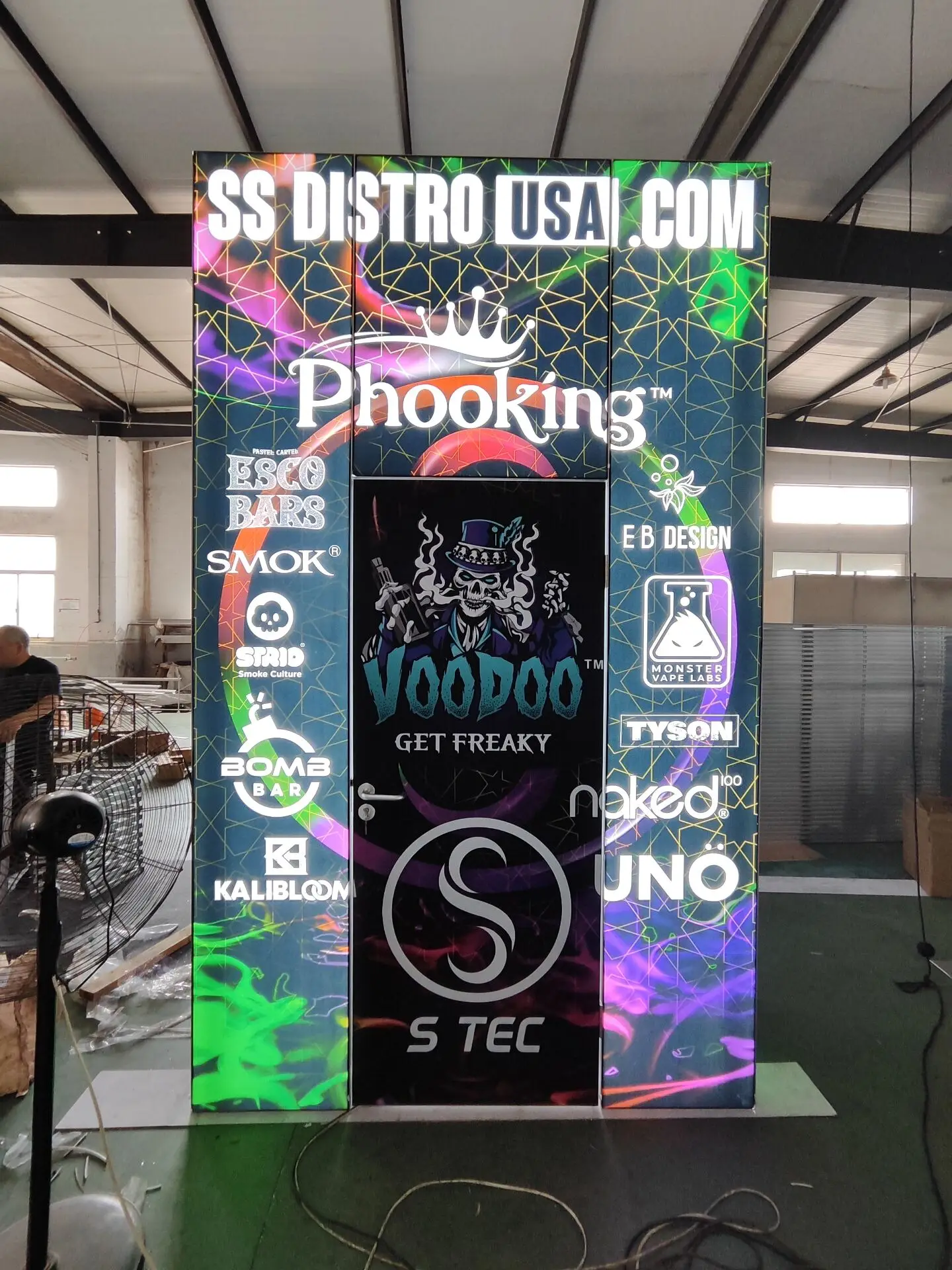 Cabina de exhibición de ferias comerciales LED de 10x20 que combina con estantes y mostrador con bloqueo de almacenamiento para diseño de cabina de exposición PCA