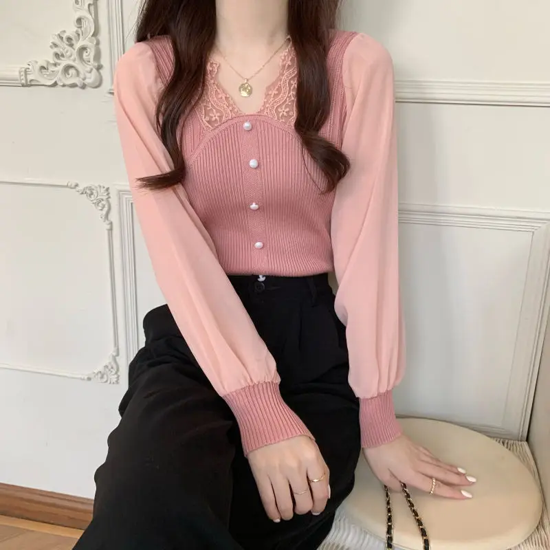 เสื้อไหมพรมแขนยาวคอวีสีพื้นแต่งลูกปัดและลายลูกไม้สไตล์ใหม่สำหรับฤดูใบไม้ร่วง