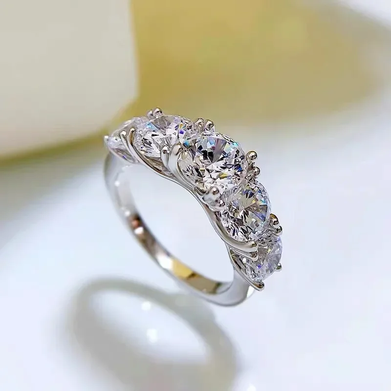 Super Luxury 18K White Gold Ring intarsio Sparkling 5pcs Diamonds In All 5 Carat VVS1 D Color Moissanite fedi nuziali per le donne