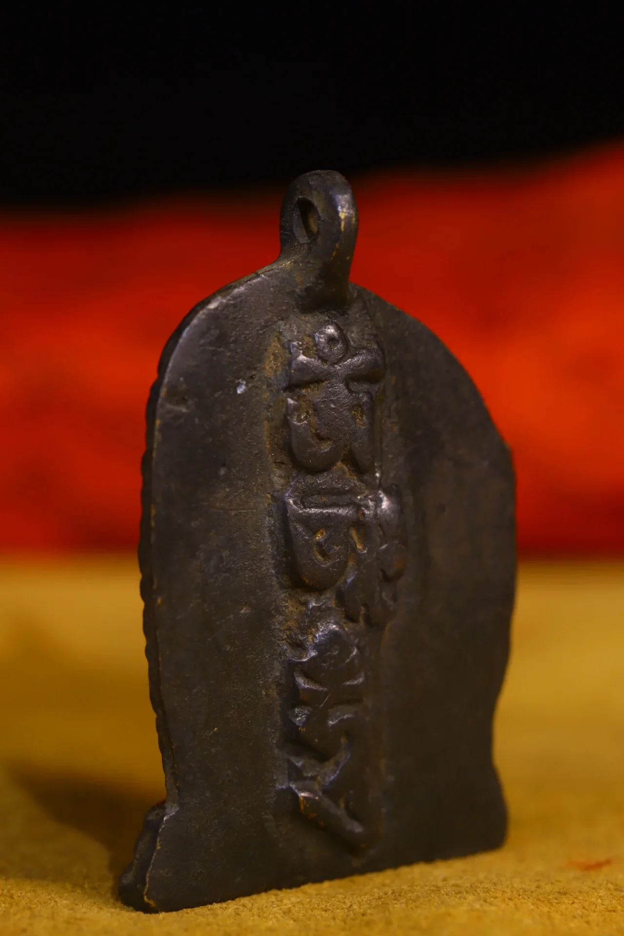 

2"Xizang Folk Collection Old Bronze Cinnabar Vajrapani Bodhisattva Buddha Card Six Word Proverbs Pendant Amulet Exorcism