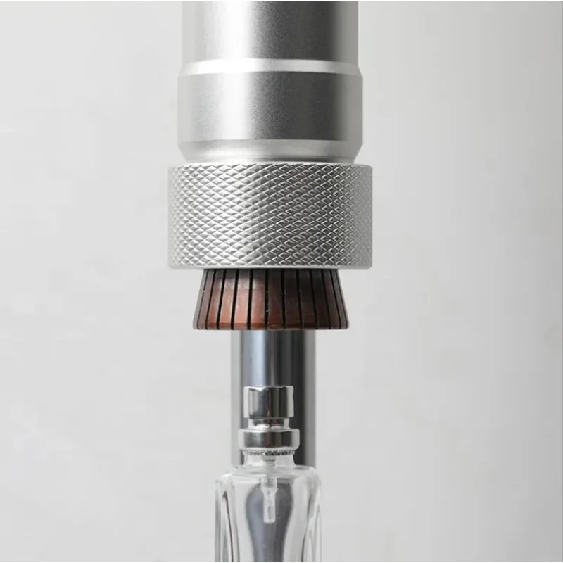 

Новая полуавтоматическая машина для обжима колпачков и укупорки флаконов для парфюмерии