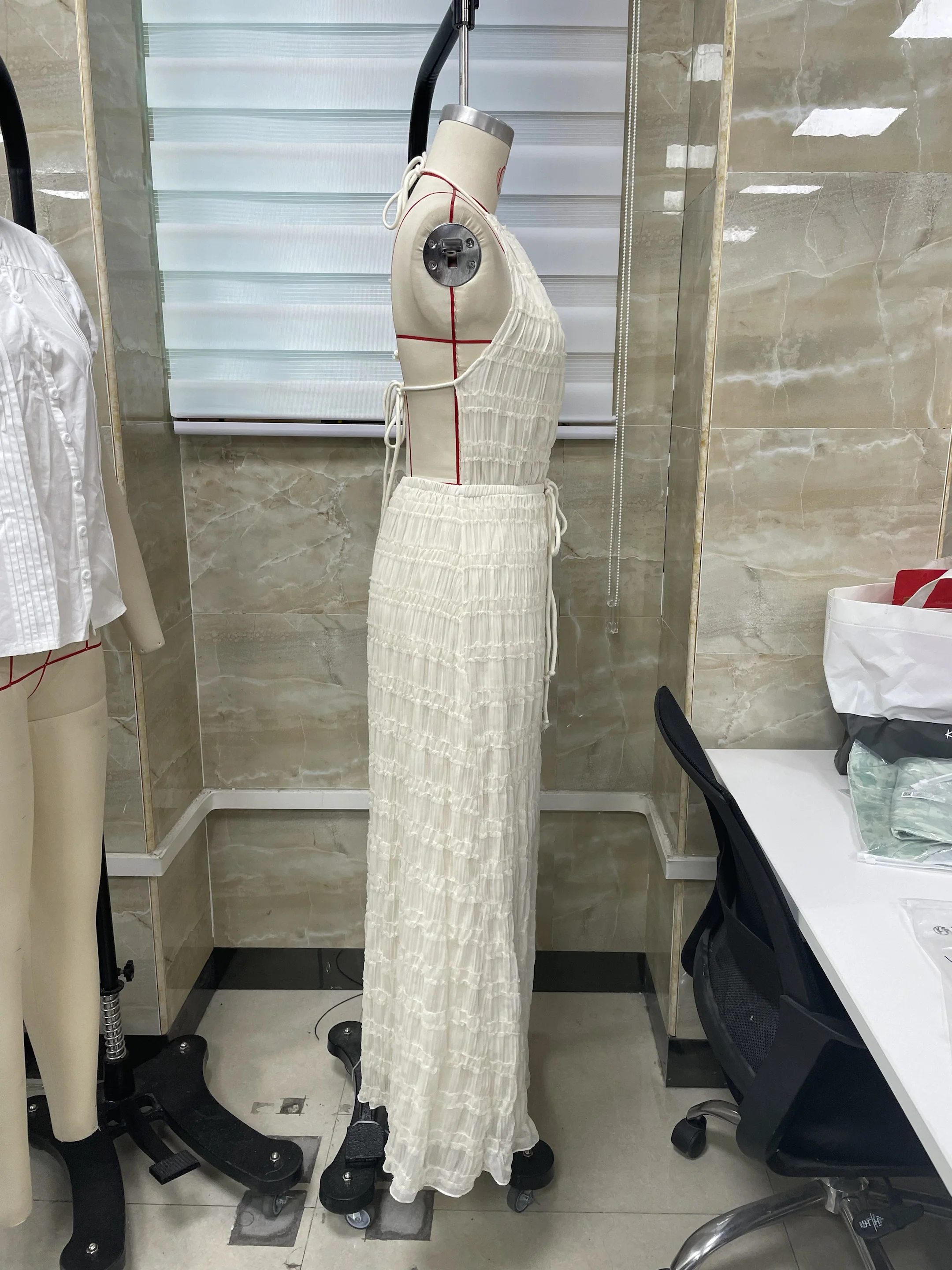 Vestido longo feminino com gola halter e babado em camadas vestido sólido com cordão e cinto sem mangas