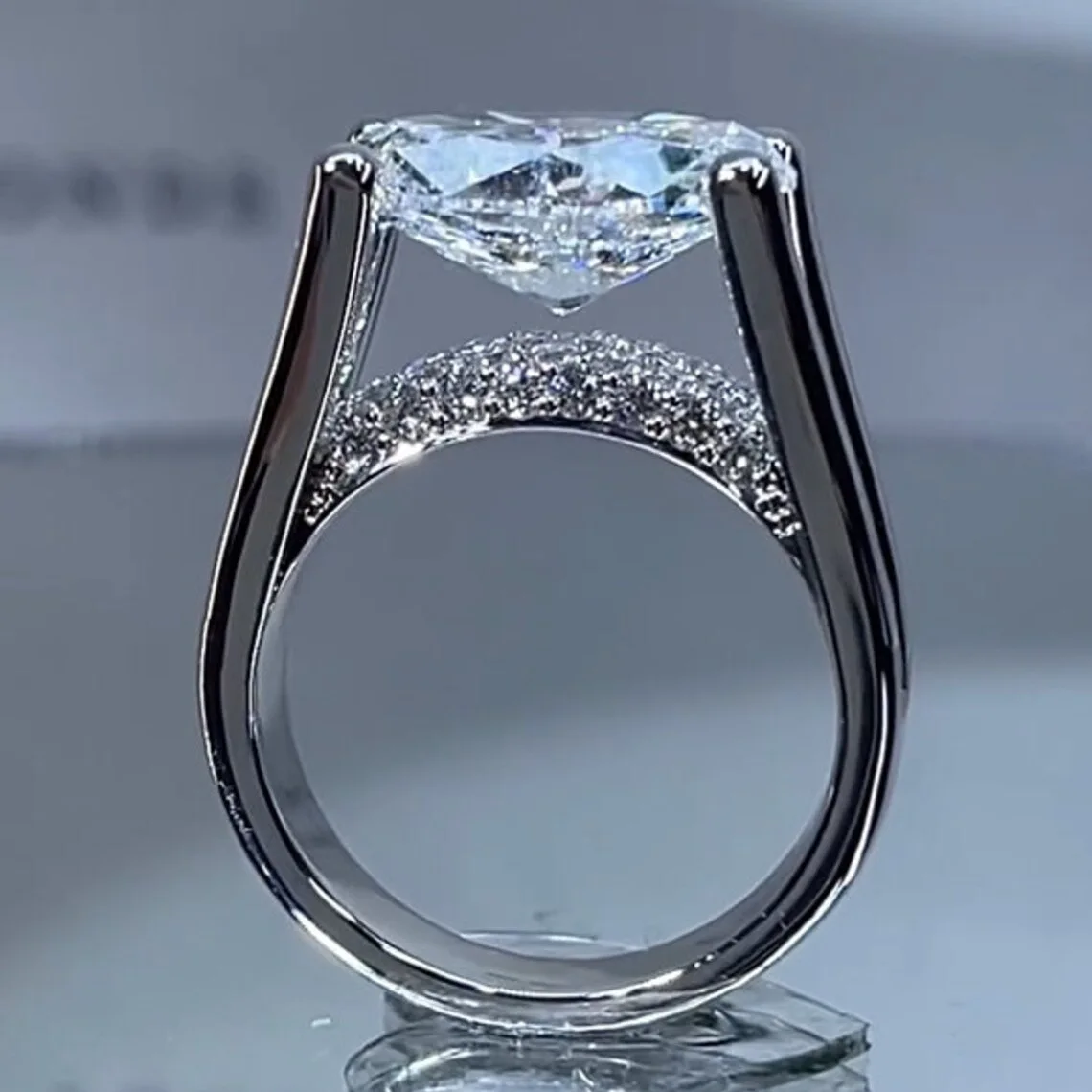 New egg-shaped high-carat diamond engagement ring, wedding anniversary diamond ring, women's ring