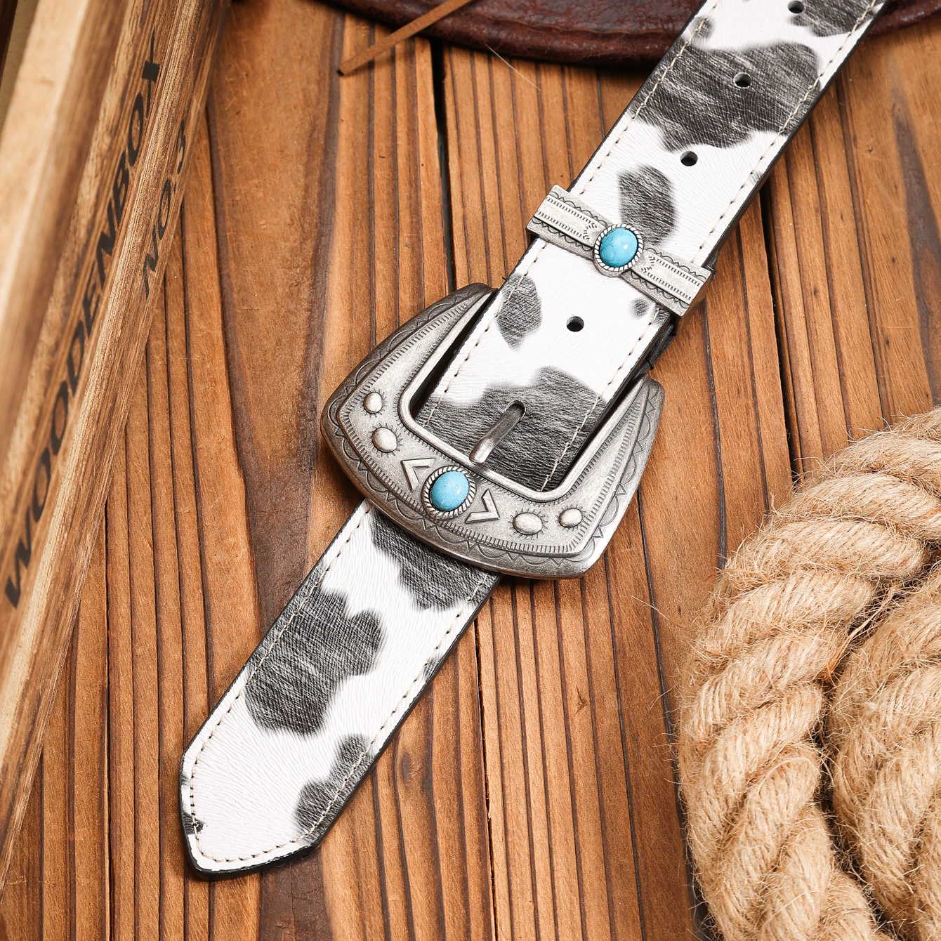 เข็มขัด PU แบบตะขอเกี่ยวสไตล์ตะวันตก เหมาะสำหรับทั้งชายและหญิง เข็มขัดลำลองและสไตล์เรโทร (ลายสุ่ม) (มีหมุดเจาะรู)