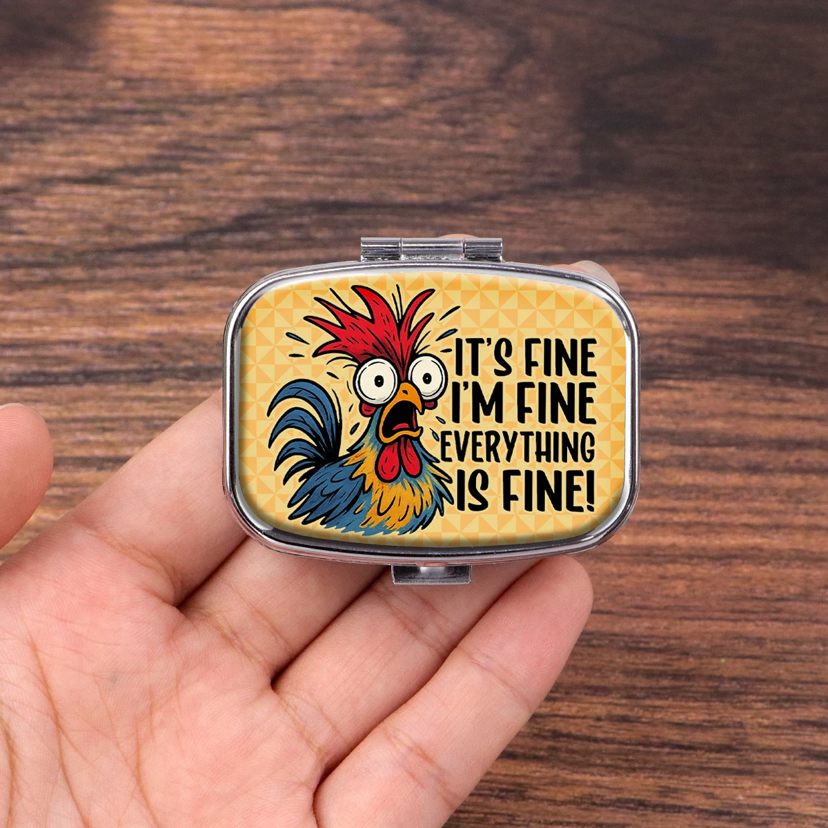 Lustiges Katzen-Pillendöschen, bedrucktes Metall-Pillendöschen mit 2 Fächern, tragbare Mini-Pillenbox für unterwegs, humorvolle Zitate, Taschen-Medikamentenhalter, Geschenk – Detail 10