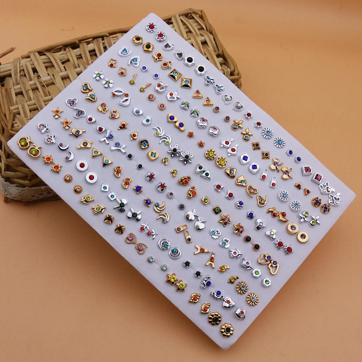 conjunto-de-100-pares-de-brincos-elegantes-de-plastico-com-diamantes-embutidos-embalagem-simples-em-esponja-estilos-mistos-aleatorios-joias-da-moda