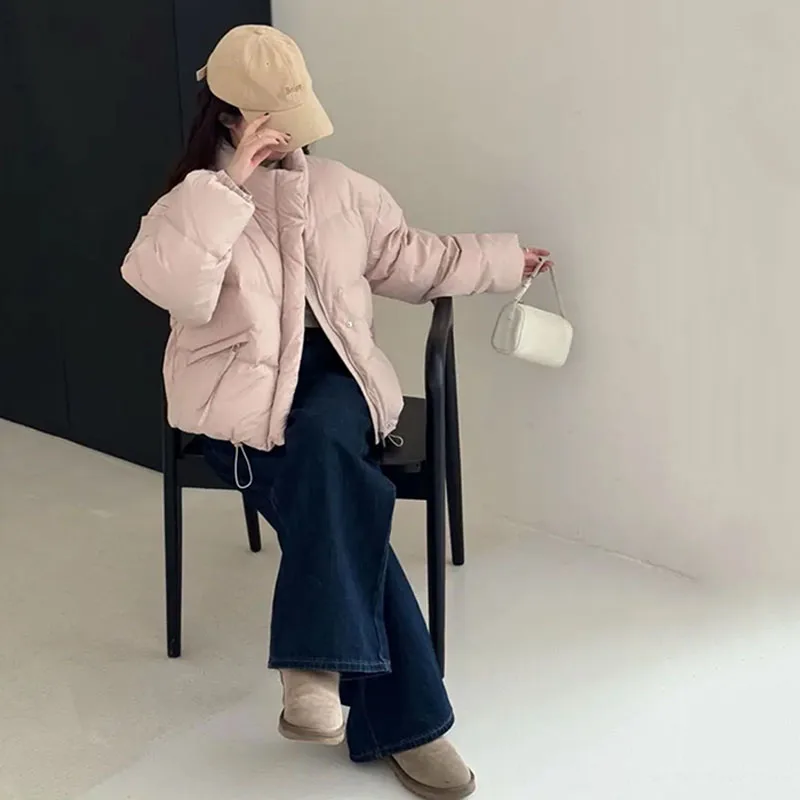 เสื้อแจ็คเก็ตคอตั้งสีลูกกวาดสำหรับผู้หญิง สไตล์ใหม่ฤดูหนาวปี 2025 น่ารักและอ่อนหวาน บุด้วยขนเป็ดขาว