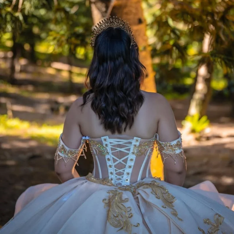 Personalizado cor champanhe quinceanera vestidos fora do ombro apliques dourados camadas cauda longa vestido de 15 quinceanera