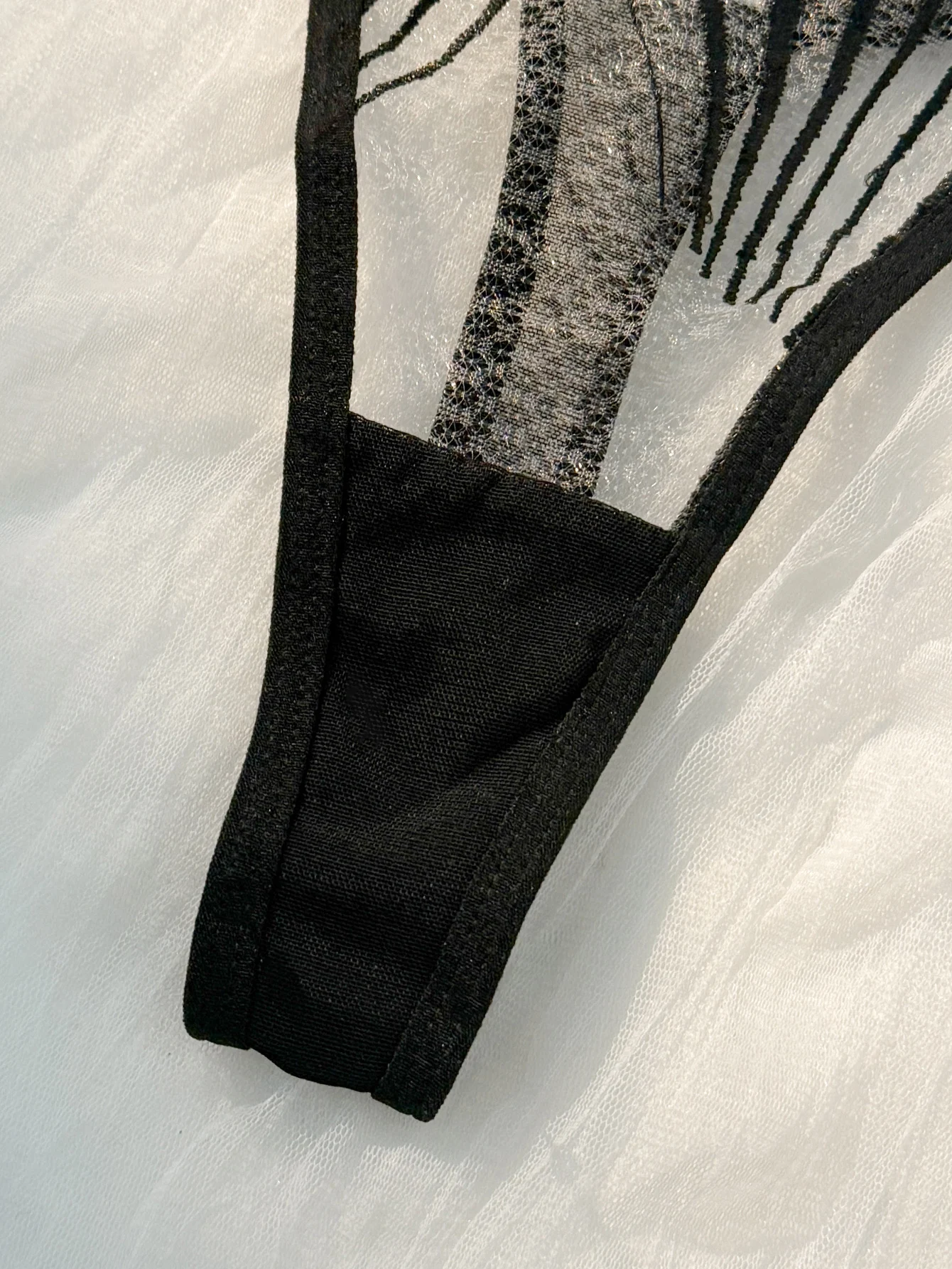 Dámská dvoudílná spodní souprava s černým výstřihem do V a vyšívaným hrudníkem, vhodná pro všechna roční období ZA825058 - náhled 6