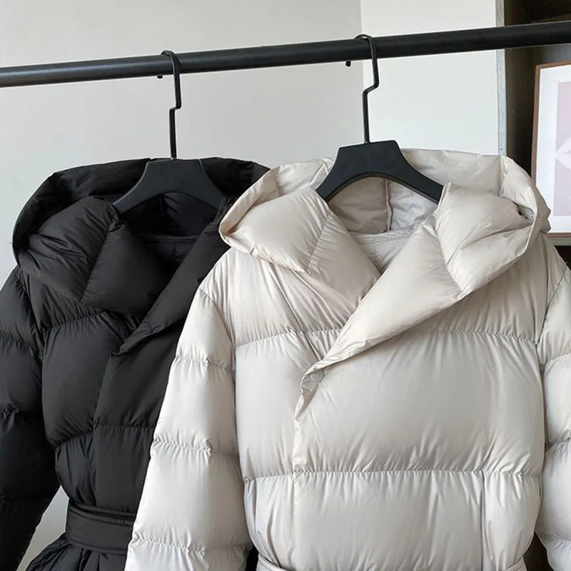 2025 nueva chaqueta de invierno para mujer Parkas cálidas Tops de manga larga chaquetas acolchadas de algodón informales cinturón negro marrón prendas de vestir con capucha para mujer