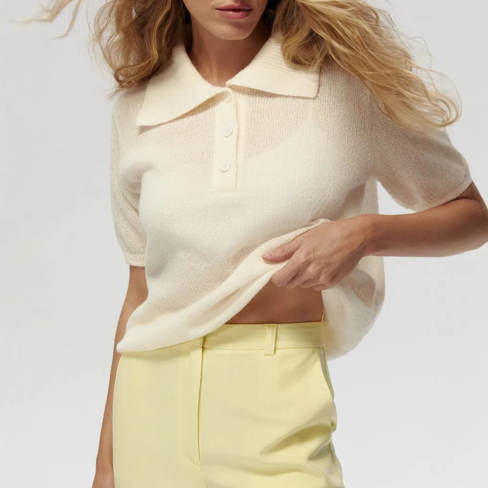 

Поло вязаный свитер с короткими рукавами, новинка 2025 года, футболка с пышными рукавами, простой вязаный свитер для женщин