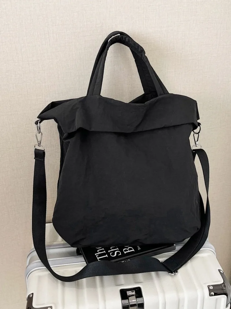 CEEKAY Mattschwarze, gekräuselte Nylon-Umhängetasche, übergroße, weiche Umhängetasche mit einfacher Überschlagöffnung, breiter, verstellbarer Stoffriemen, lässige Handtasche – Detail 24