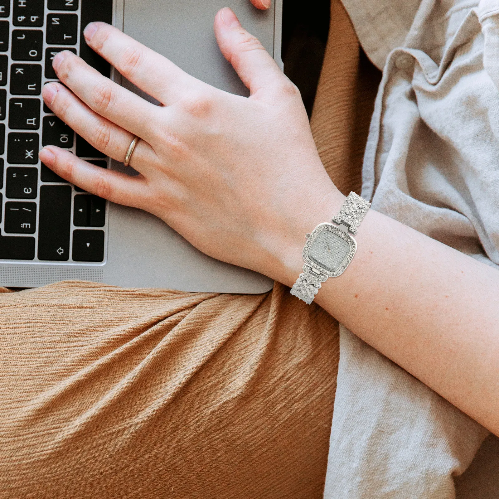 

Изящные женские часы со стразами, модный легкий дизайн, точный кварцевый механизм, удобная посадка, подходят для свиданий и учебы.