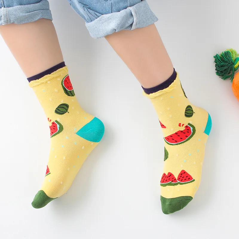 Neue Cartoon Frucht Banane Erdbeere Frauen süße und lässige mittellange Socken Großhandel Bubble Rib trend ige Socken