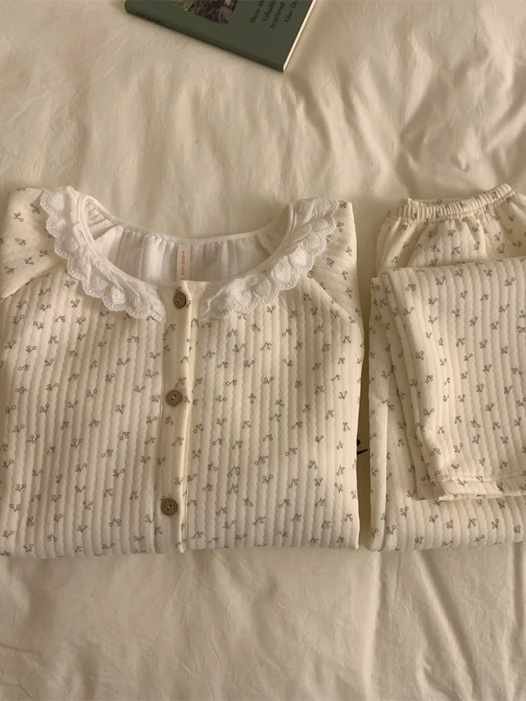 طقم ملابس منزلية نسائية مقاس كبير من القطن الهوائي بأكمام طويلة ومزينة بالدانتيل والزهور، بتصميم حلو لفصلي الخريف والشتاء