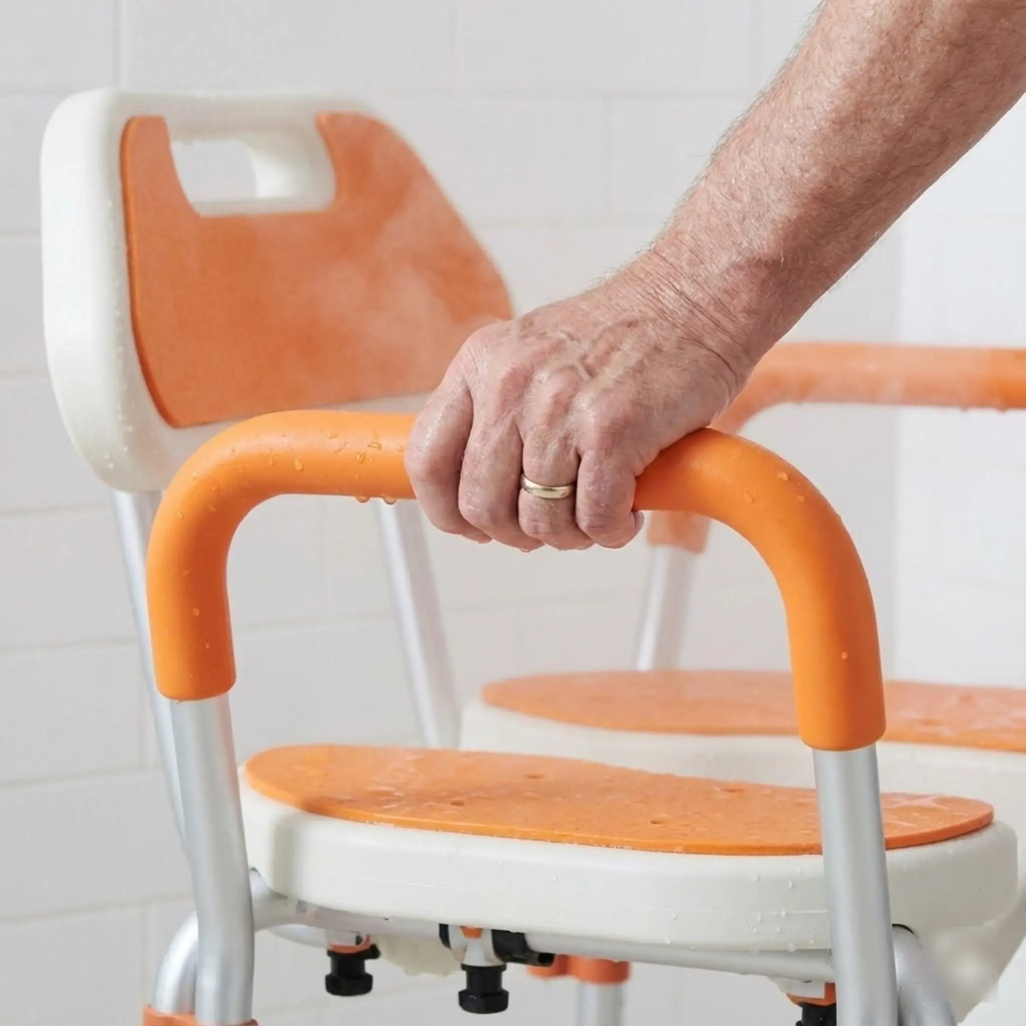 كرسي استحمام من الألومنيوم مع ظهر وأذرع قابل للتعديل بارتفاع غير قابل للانزلاق لكبار السن والمعاقين