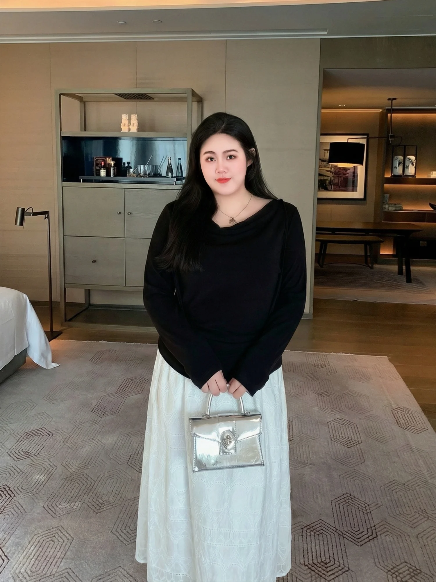 

Женская футболка больших размеров для похудения, новая зимняя модель с одним открытым плечом, подчеркивающая талию, с модным дизайном и поясом, стильная и модная.