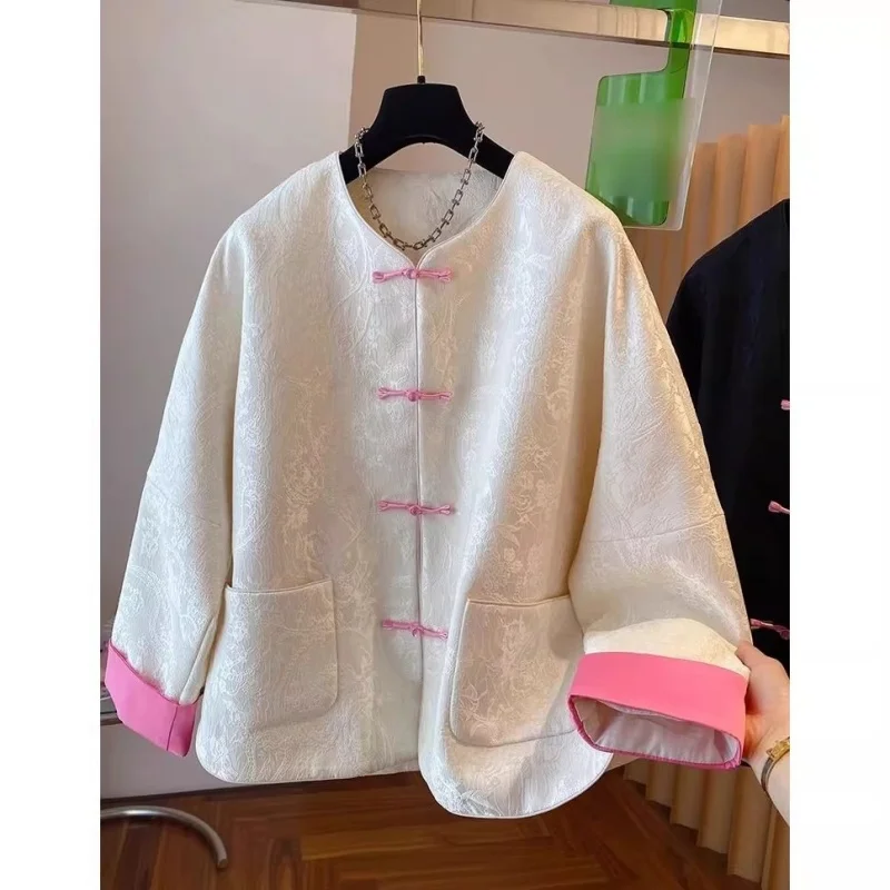 

Женская куртка в китайском стиле: весенне-осеннее пальто с круглым вырезом, застежкой-пряжкой и контрастным жаккардовым узором - W2389