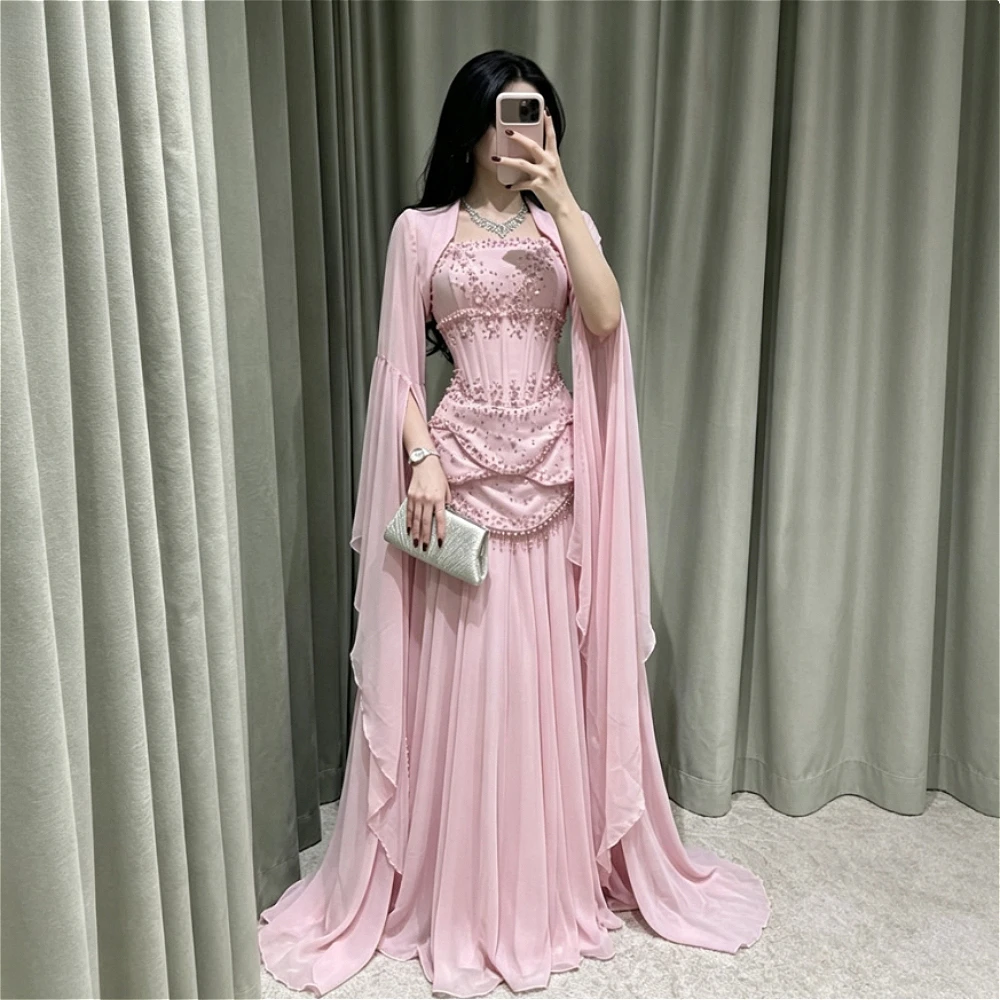 Maßgeschneidertes rosa Korsett-Abendkleid mit Perlen, langen ausgestellten Ärmeln, Chiffon-Cape, bodenlang, formell, elegant, für Hochzeiten, Partys und Abschlussbälle