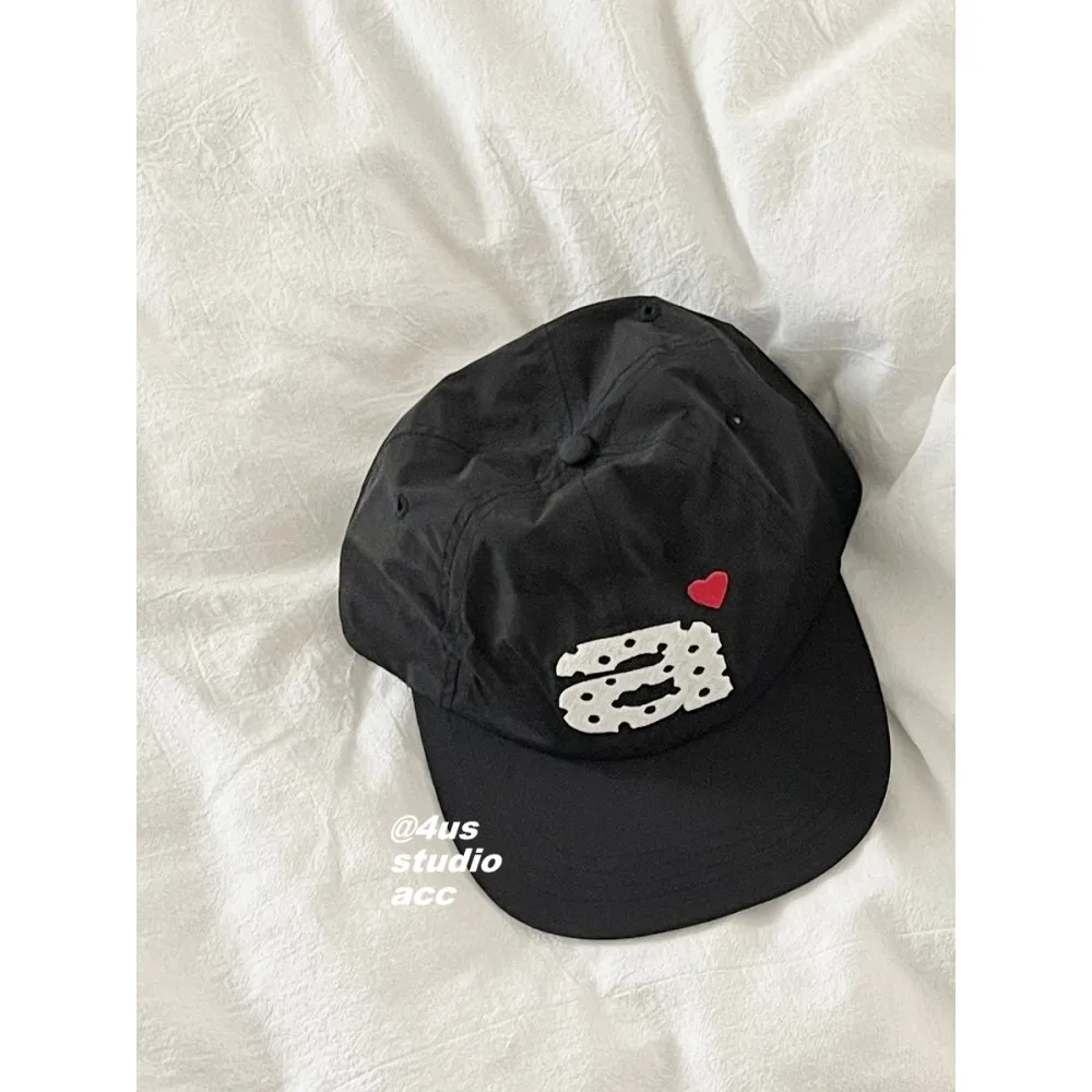 Il nuovo berretto da baseball a tesa piatta da donna estivo traspirante ad asciugatura rapida ricamato mostra il viso piccolo