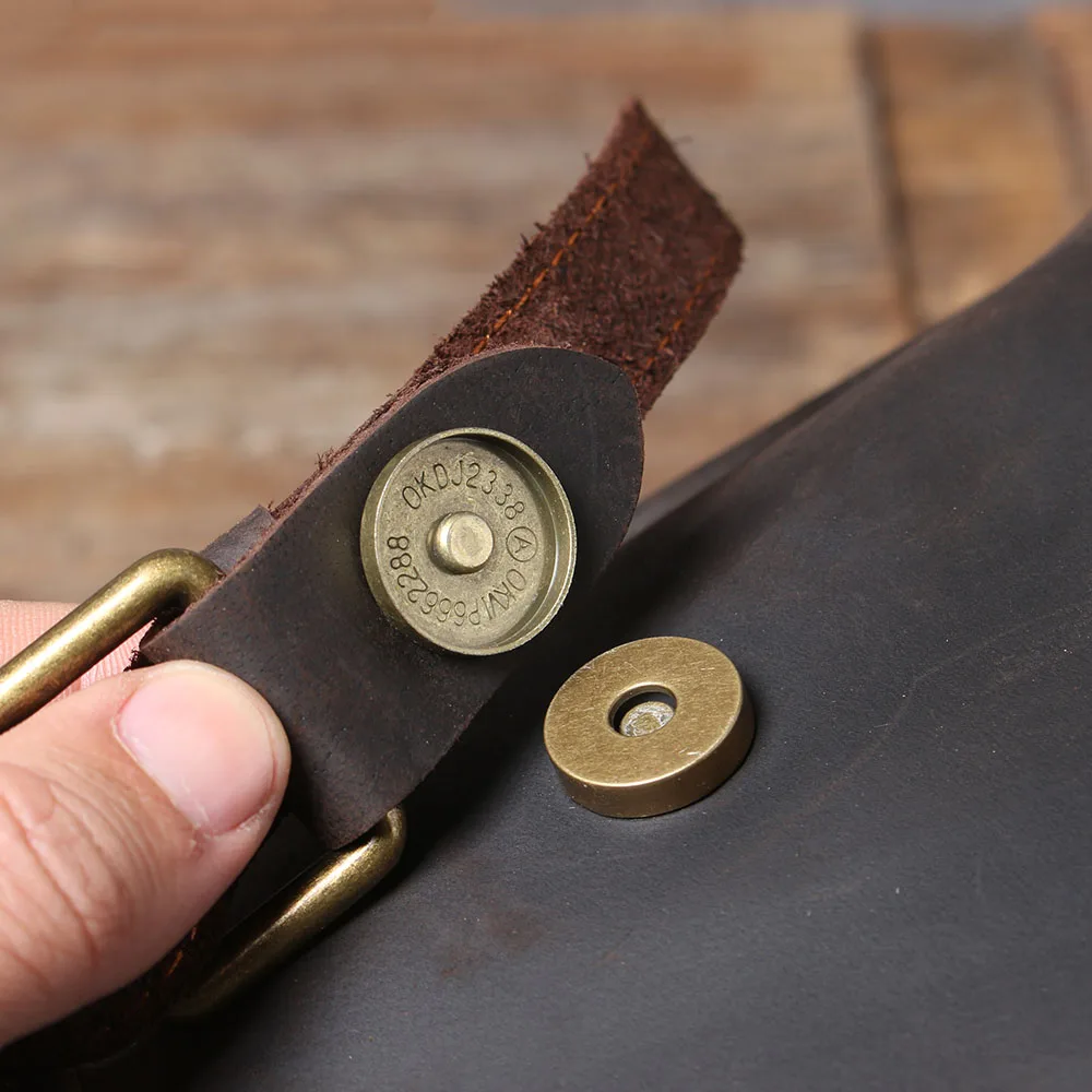 S.WORKER Echtleder-Umhängetasche für Herren, 2-Wege-Tasche, umwandelbar in Schulter- und Rucksacktasche, handgefertigte Herrentasche aus Rindsleder. – Detail 22
