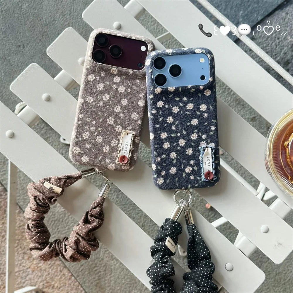 Korea Ins Creativity Winter Wool Floral Phone Case With Dot Fabric Scrunchie Wrist Strap For iPhone 18 17 16 15 Pro Max Cases