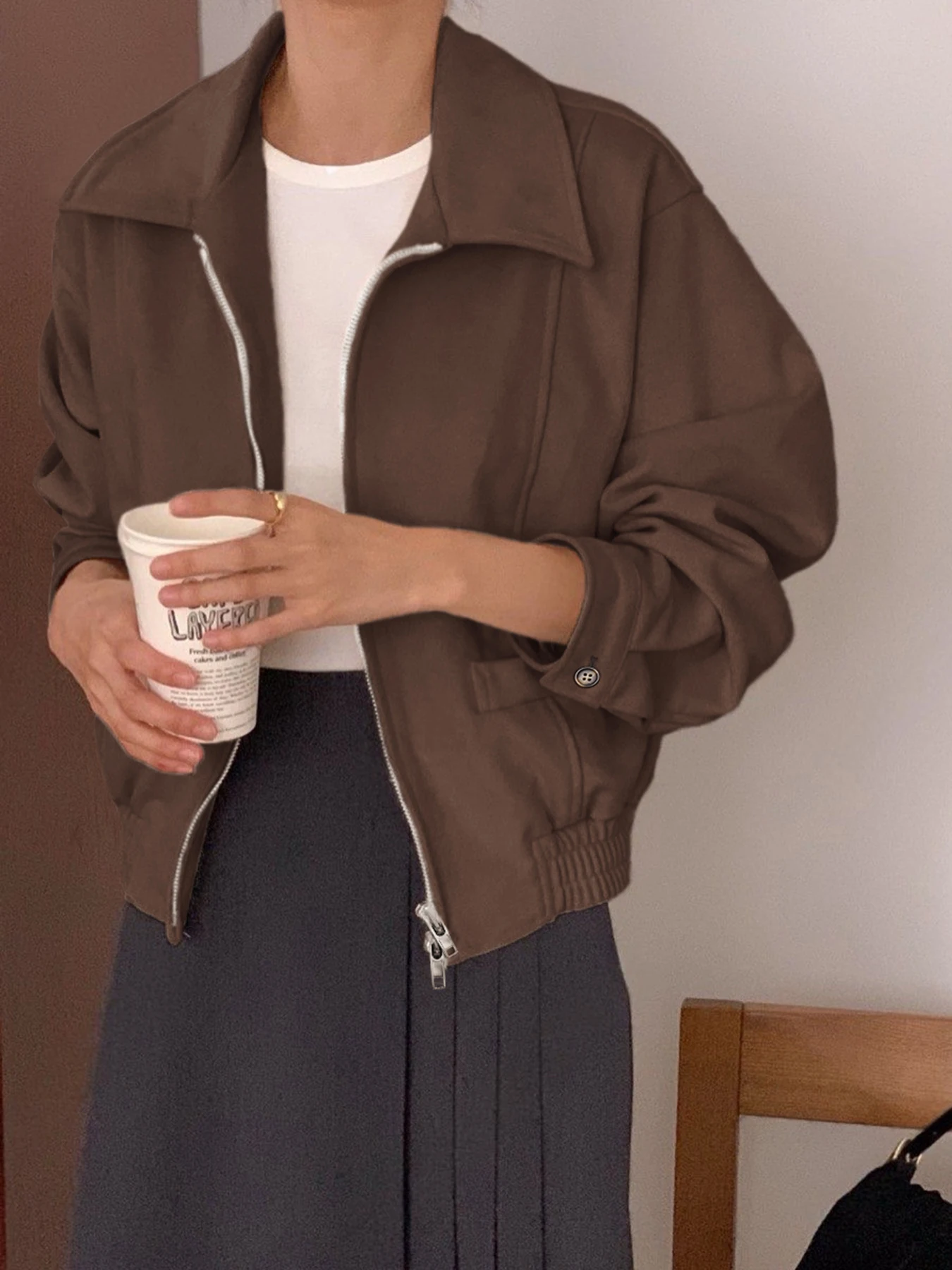 سترة دراجة نارية كلاسيكية بنية عصرية وعصرية للنساء في خريف التجارة عبر الحدود من أوروبا وأمريكا