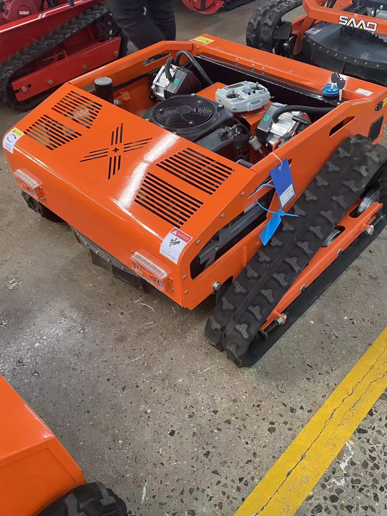 China New Design Self-propelled Crawler Lawn Mower  225cc  Automatic Remote Control Lawn Mower