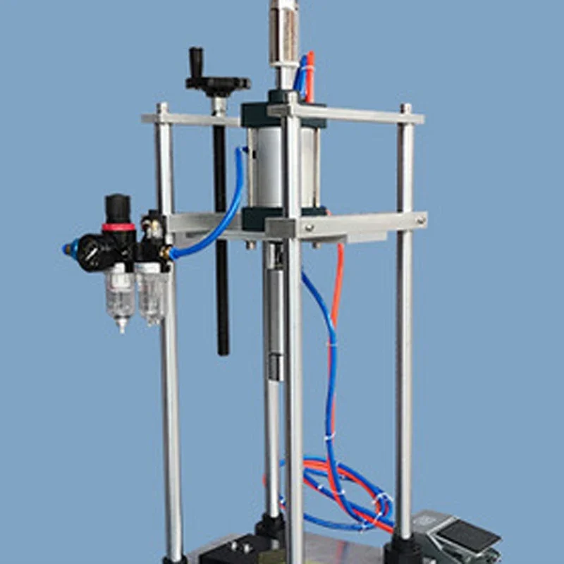 Пневматическая настольная машина для укупорки крышек бутылок с маслом. Машина для укупорки крышек бутылок пива. Машина для укупорки крышек бутылок с газировкой.