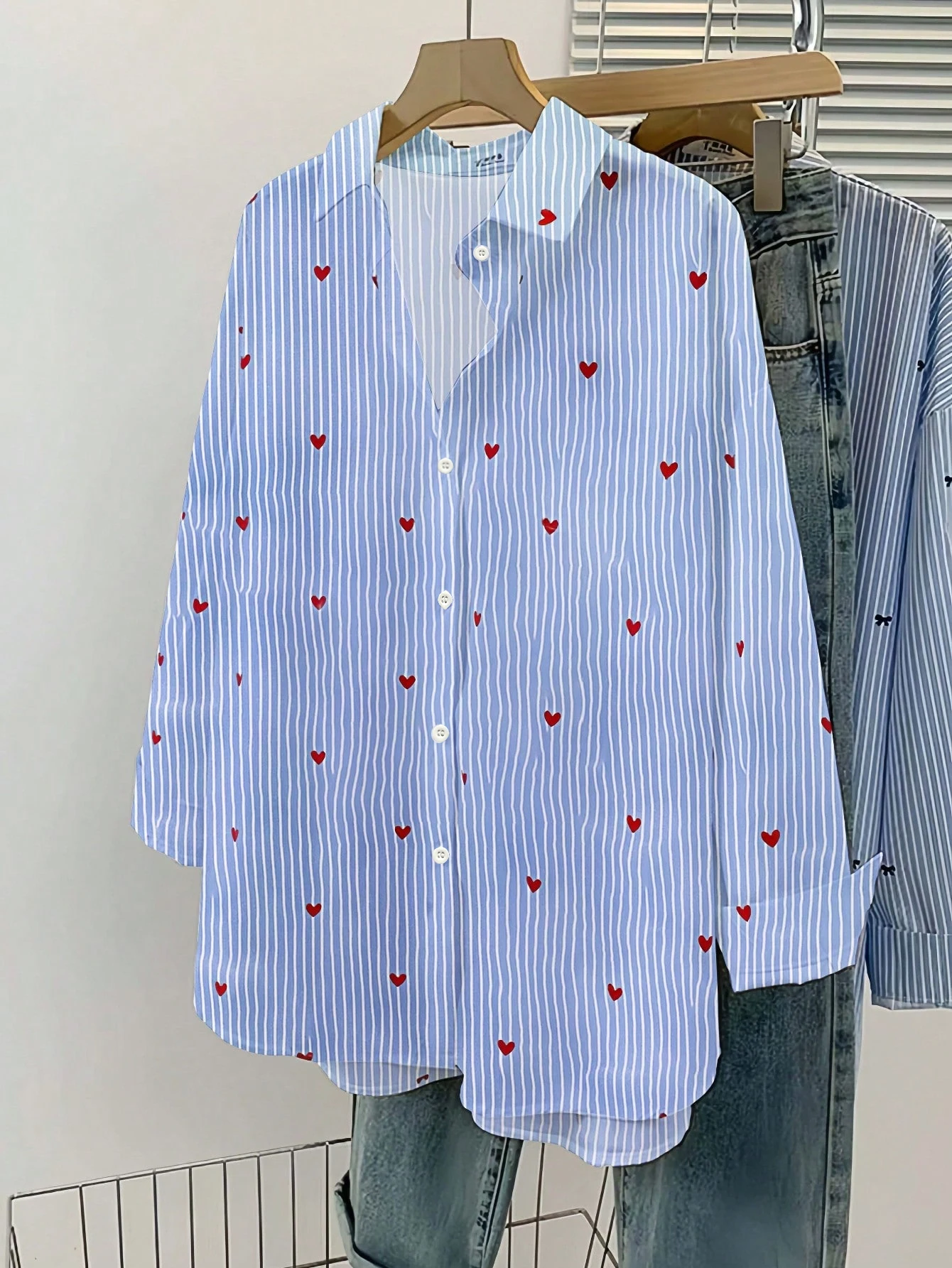 

Женская осенняя синяя рубашка в стиле поездок на работу. Внешняя торговля через границу, европейская и американская полосатая рубашка с длинными рукавами.