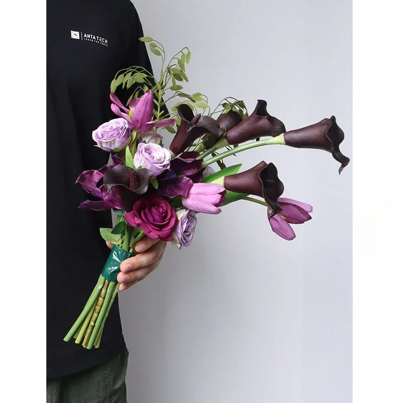

Dark wind retro purple calla lily simulation hand holding bouquet bride wedding photography location photo
