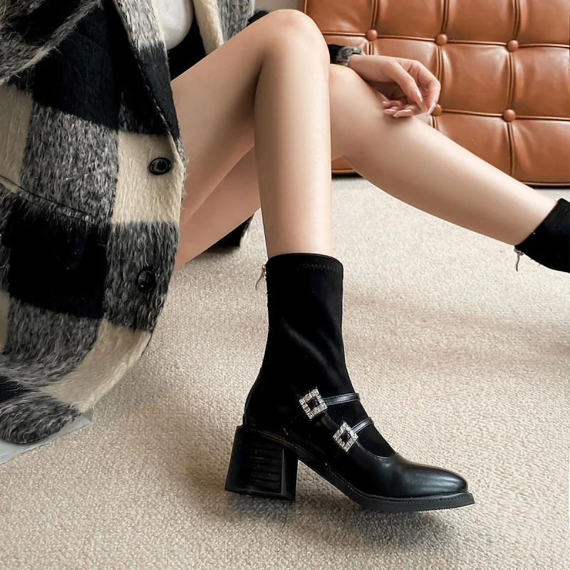 تمتد نحيل الأحذية النسائية صندل بكعب مكتنز حذاء من الجلد عالية الكعب الفرنسية حجر الراين2025New موضة خمر ماري جين الجوارب الأحذية