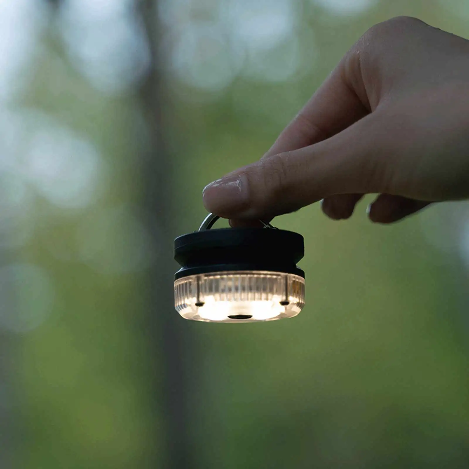 lanterna-magnetica-portatil-recarregavel-com-clipe-e-luz-suspensa-para-pesca-caminhadas-e-atividades-ao-ar-livre