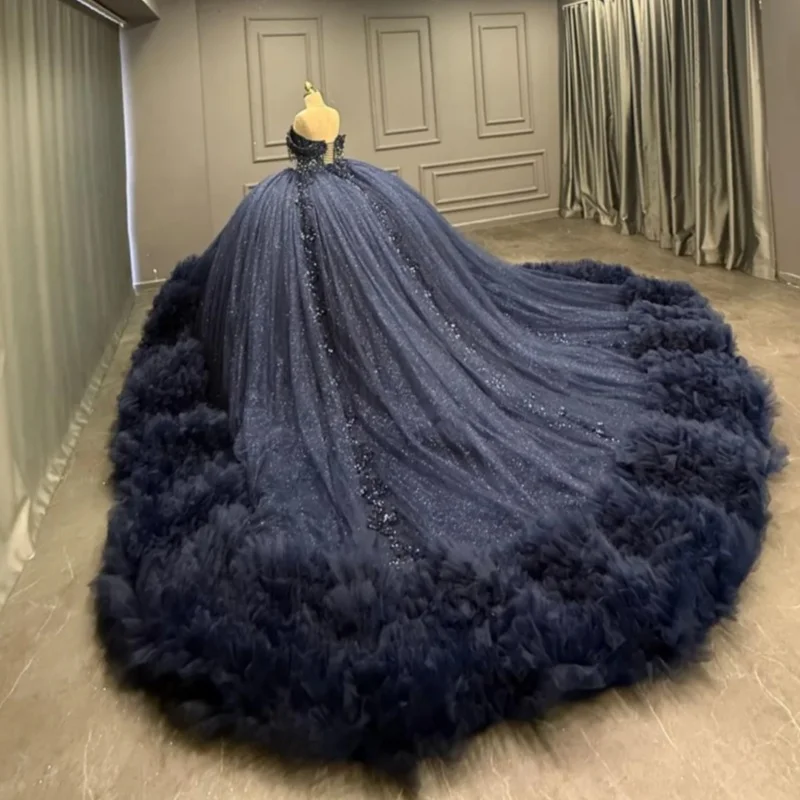 فستان Quinceanera باللون الأزرق الداكن اللامع عاري الكتفين من الدانتيل الكريستالي بطبقات وذيل طويل فيستدوس دي 15 Quinceanera ﻿ تخصيص