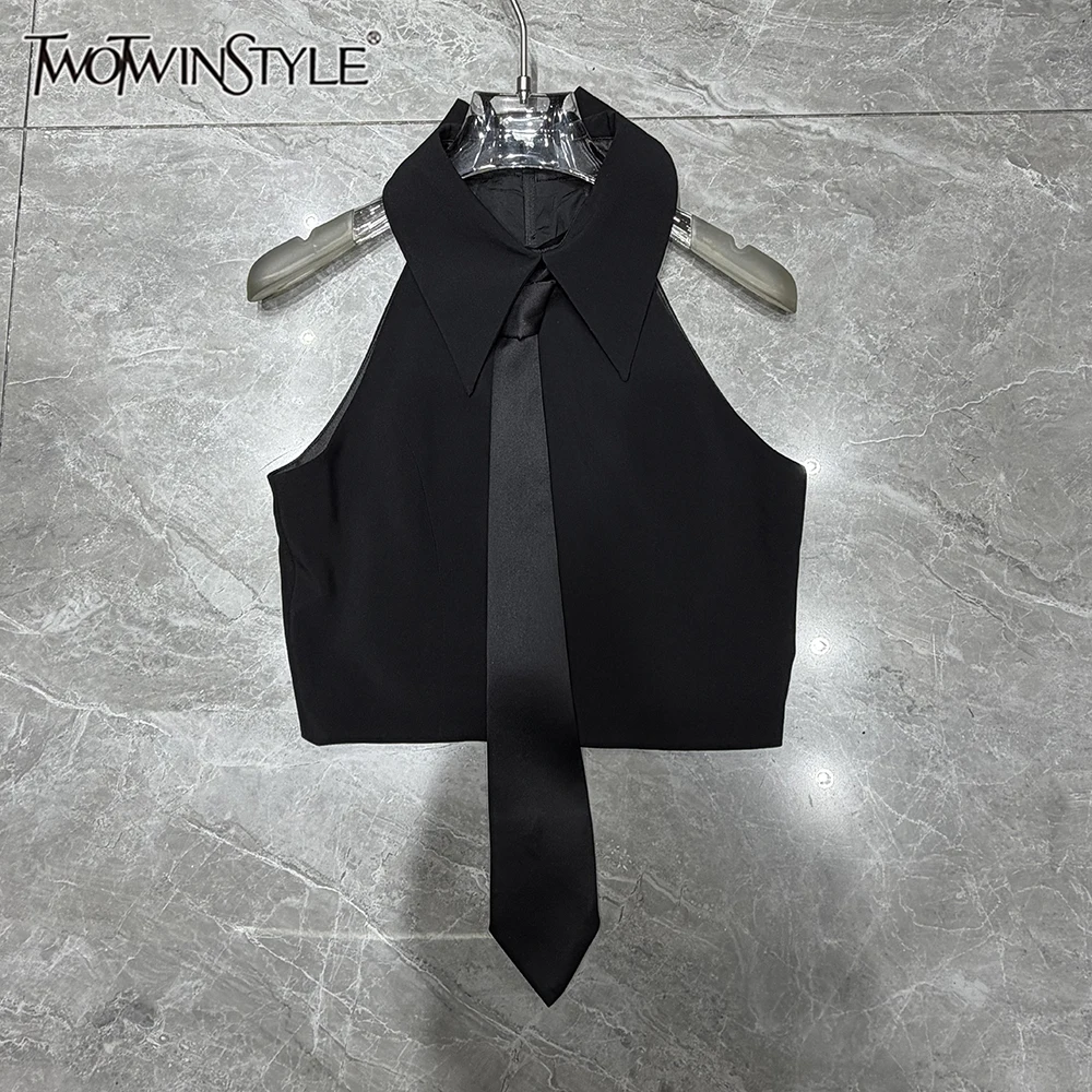 TWOTWINSTYLE Edgy Sleeveless Black Cropped Top for Women Halter Collar Tie Design Slimming for Fashion Street Style KVE560654
