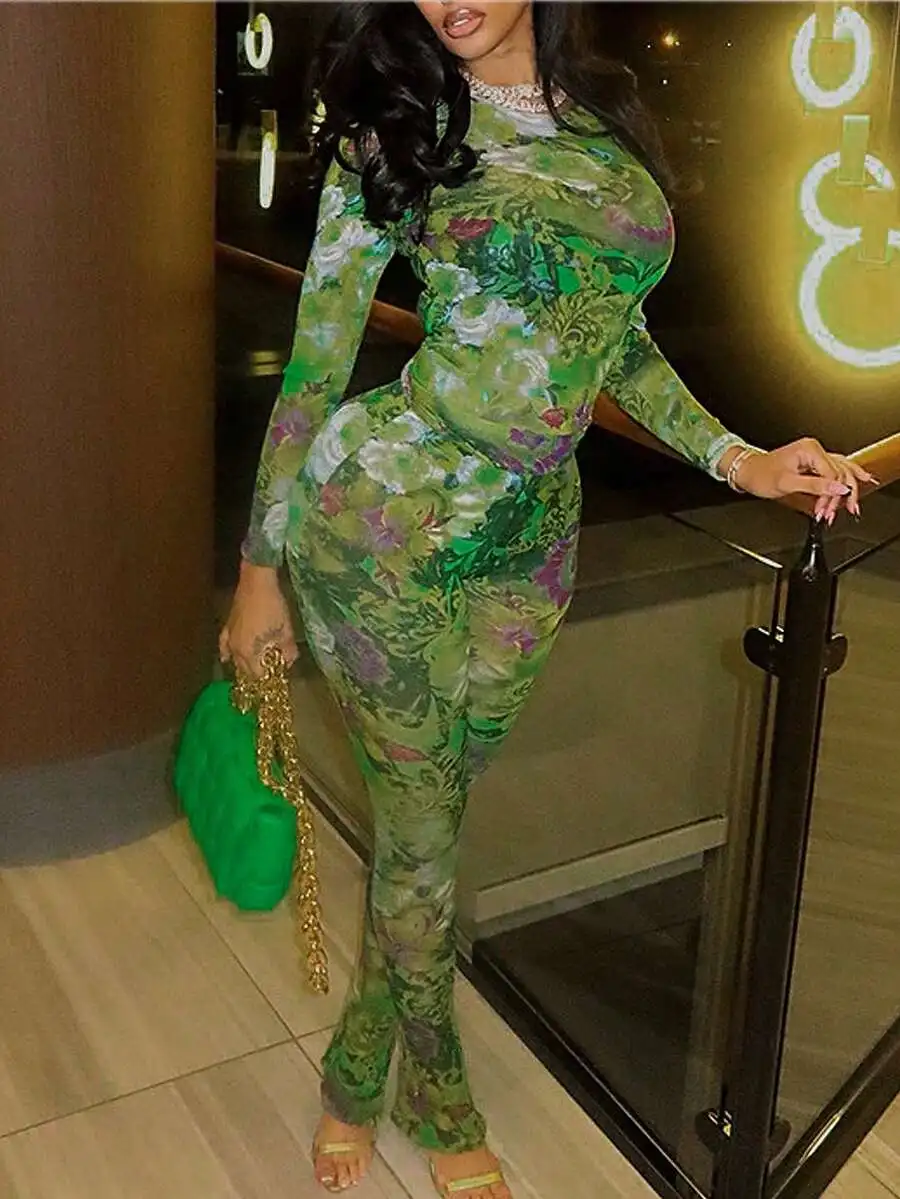 

Женский комплект: прозрачный топ с цветочным принтом и длинными рукавами и расклешенные брюки