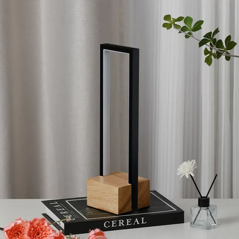 モダンなミニマリストのベッドサイドテーブルランプパーソナライズされた無垢材のナイトライト