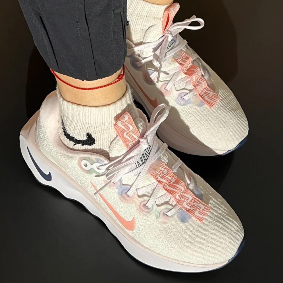 Nike, nueva inclusión, tendencia de moda Motiva, zapatillas bajas informales para correr para hombres y mujeres, color blanco y rosa a juego