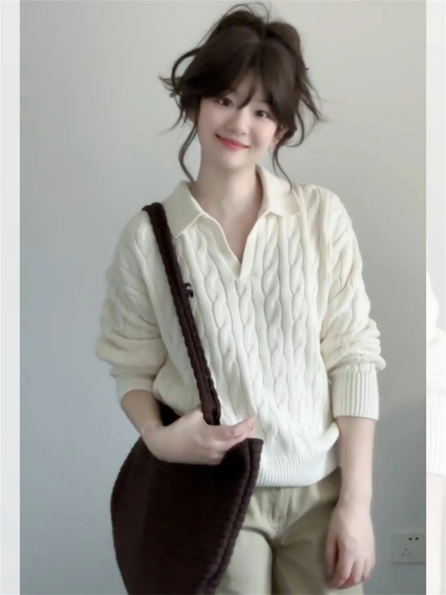 한국 스타일 니트 화이트 트위스트 폴로 셔츠 여성용 초가을 레이지 턴다운 칼라 탑 편안한 루즈핏 보온성