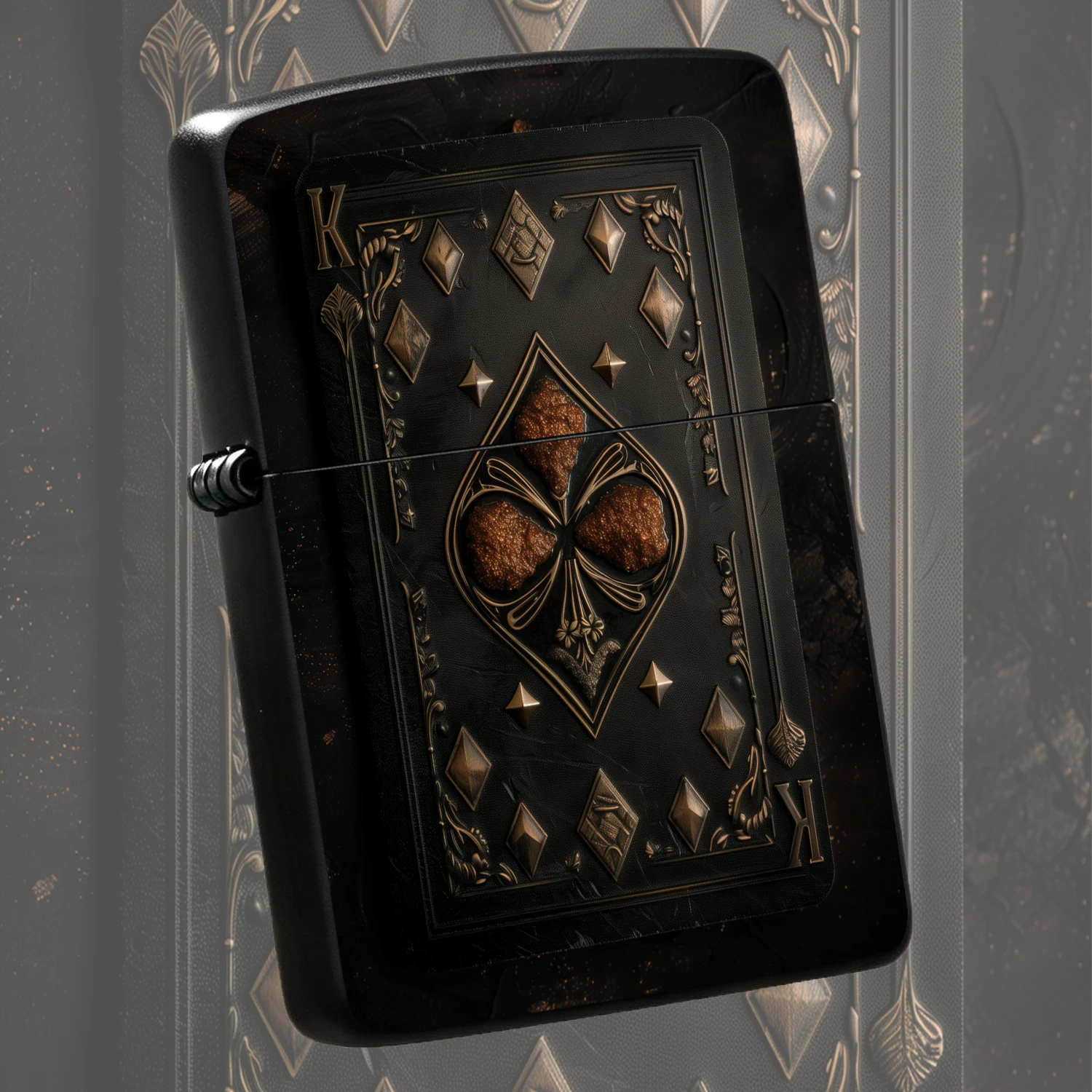 Vintage Collectible Playing Cards - ไฟแช็กไพ่คิงออฟไดมอนด์สีดำบรอนซ์ลายพิมพ์วินเทจ ตัวเครื่องแข็งแรงทนทาน ดีไซน์เก่าแก่พรีเมียม ระบบจุดไฟทนทาน ของสะสมเฉพาะกลุ่มสำหรับผู้ชาย ไฟแช็กพกพา