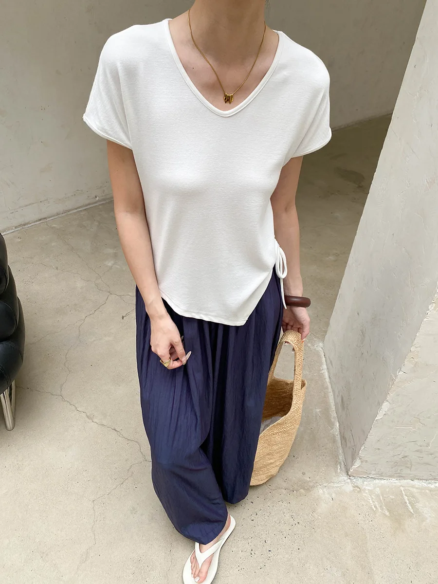 Sommerliches Damen-T-Shirt in unregelmäßiger Farbe mit unregelmäßigem Saum, Kordelzug, V-Ausschnitt und schlankmachendem Effekt, kurzärmelig. – Detail 9
