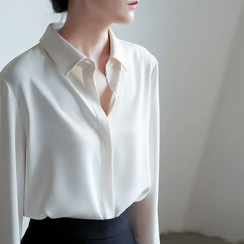 بلوزة نسائية فضفاضة بيضاء أنيقة من الساتان 2025 جديد لربيع وخريف بأكمام طويلة واحدة الصدر قمصان مكتب كورية غير رسمية للسيدات