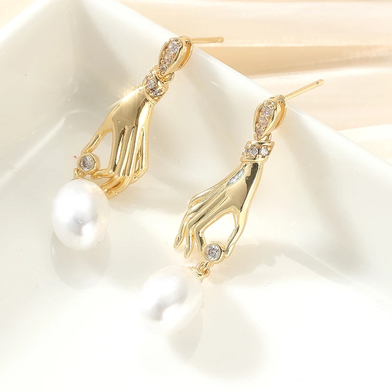 Creative Design Hand With Imitation Pearl Dangle Earrings For Women Trendy Personality Accessory Daily Party Temperament Jewelry