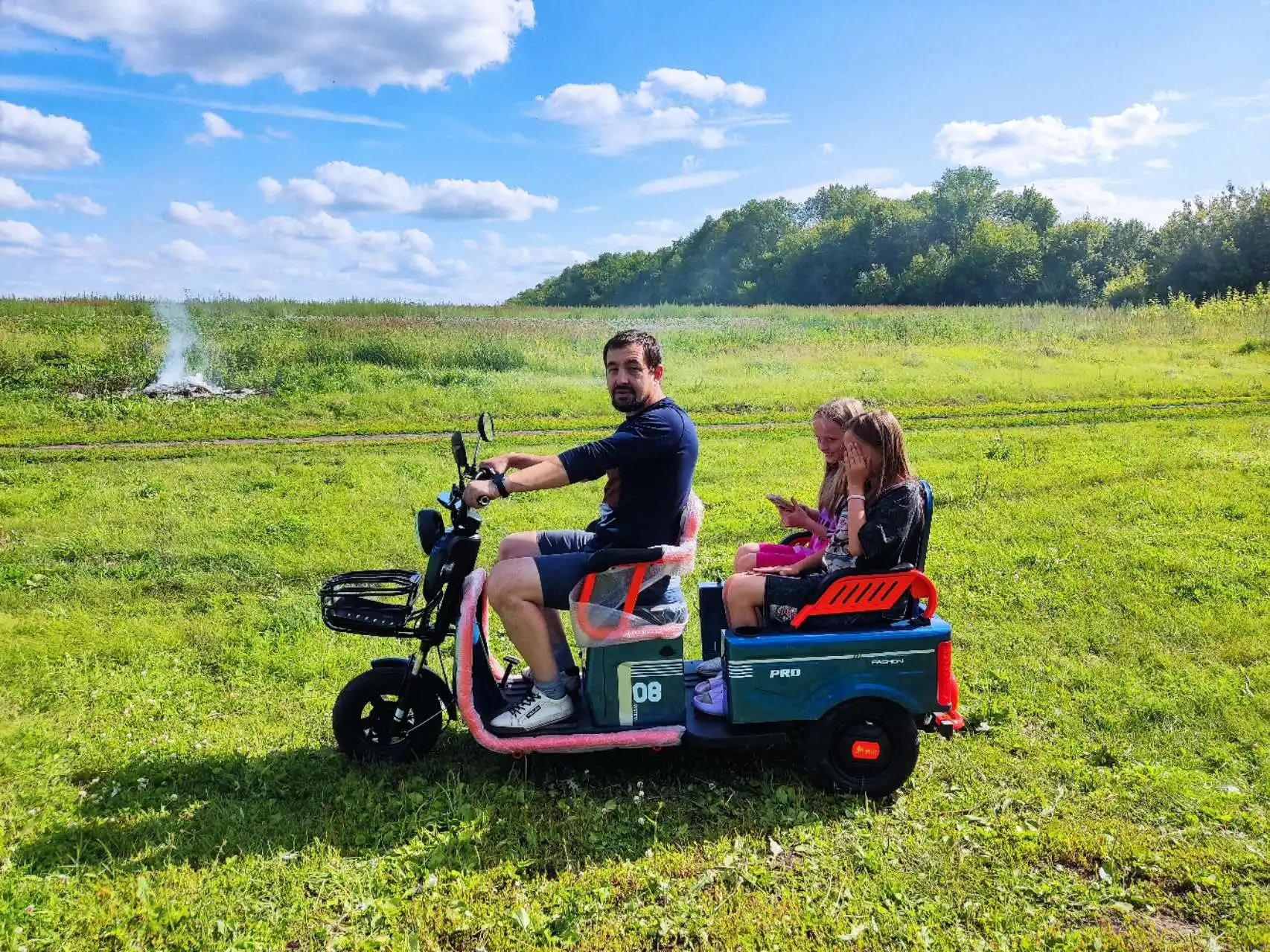 High Quality Electric Tricycle with 3 Wheels  Mobility Tricycle for Seniors / Dual-Purpose (Passenger & Cargo)  E -Tricycle